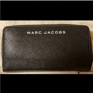 MARC JACOBS  CONTINENTAL ZIP AROUND WALLET